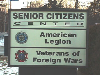 seniorsign.jpg (35719 bytes)